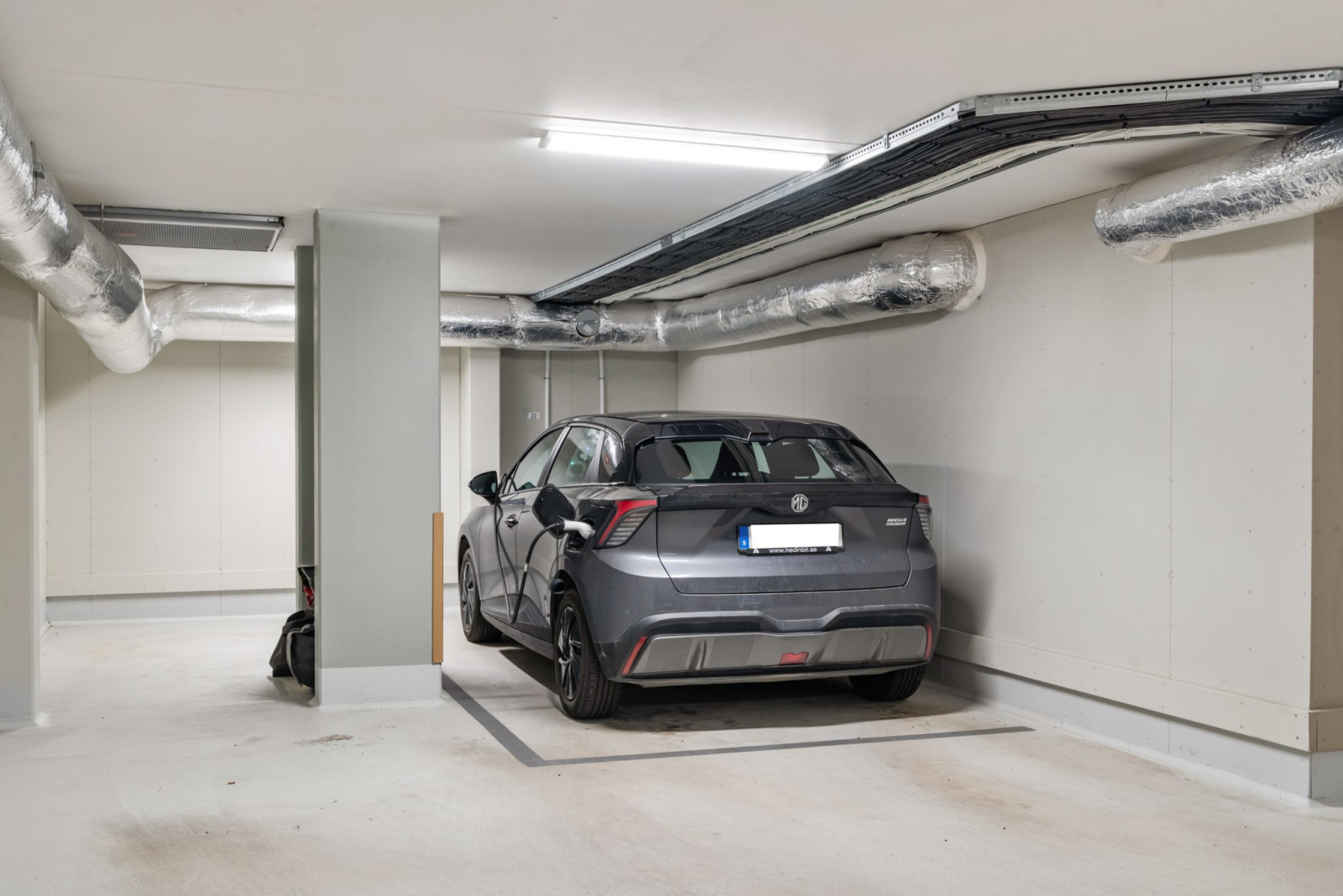 Lättparkerad p-plats med laddstation Golfbanevägen 7