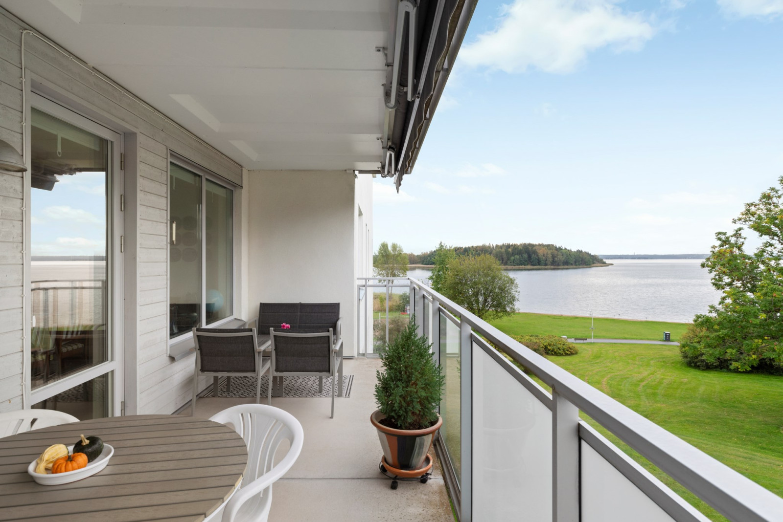  Sjövillegränd 10 högst upp i huset med sjöutsikt