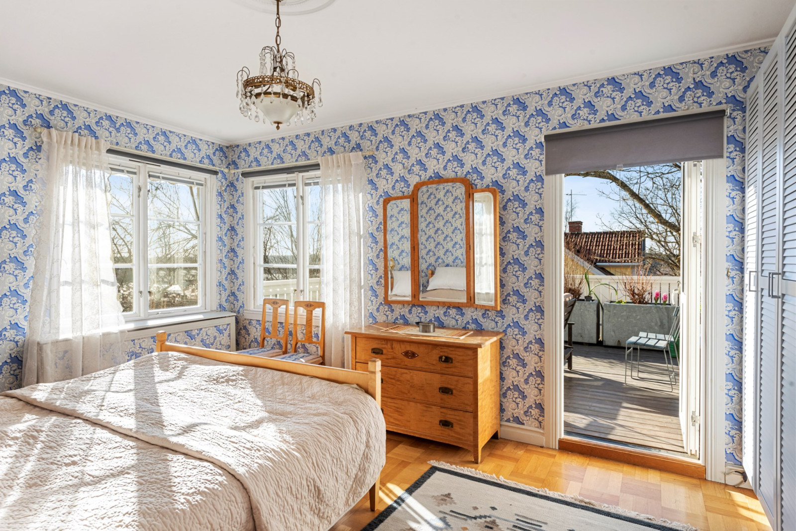 ovrum med utgång till egna altanen Soltorpsvägen 12