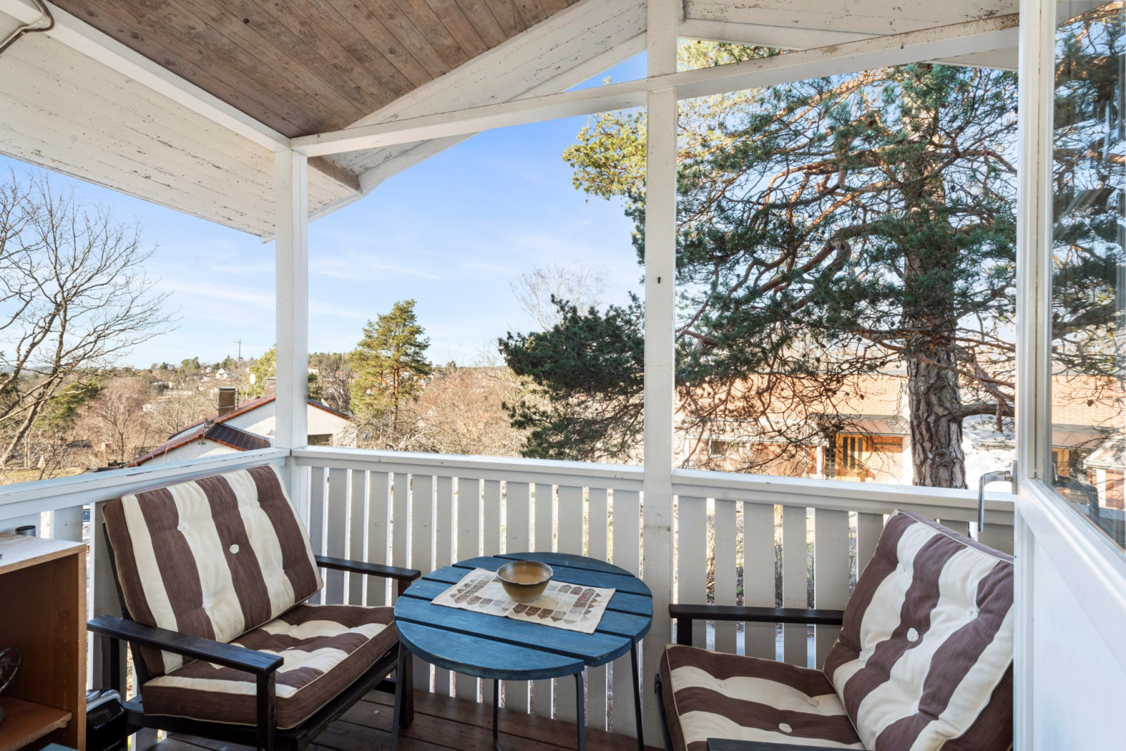 Balkong mot baksidan av huset med utsikt över nejden Soltorpsvägen 12