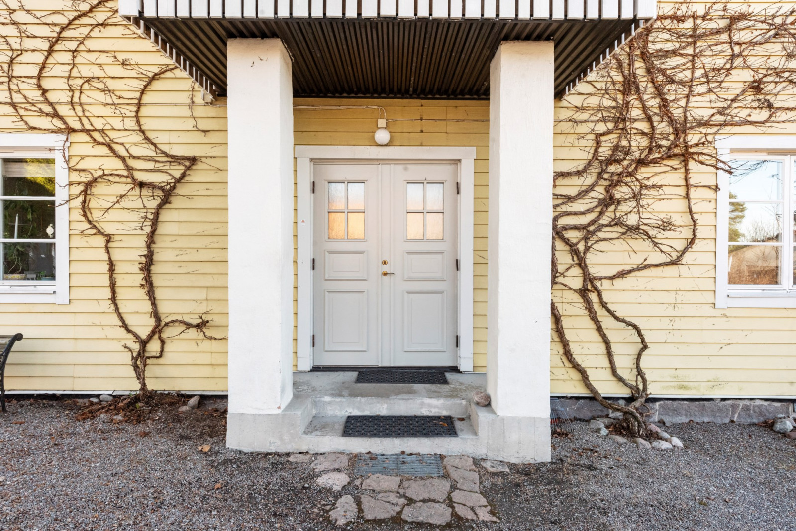 Välkomnande entré Soltorpsvägen 12