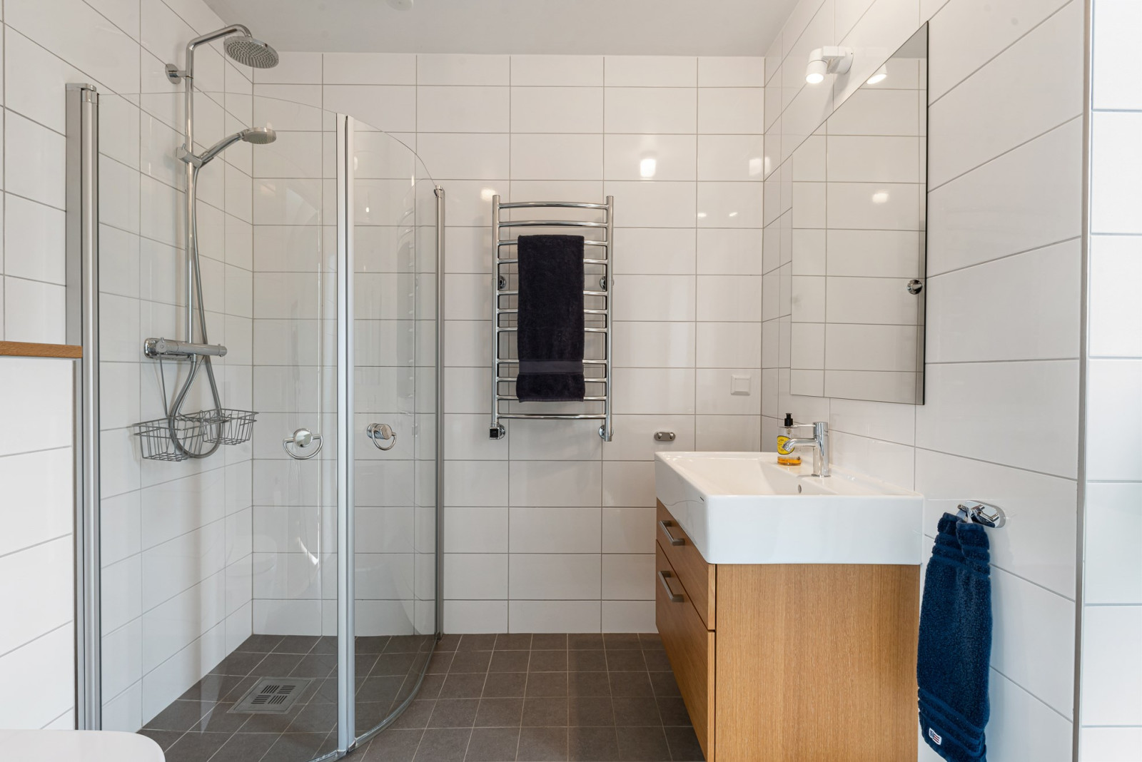 Duschrum entréplan i anslutning till sovrummet Sjöbergsvägen 30