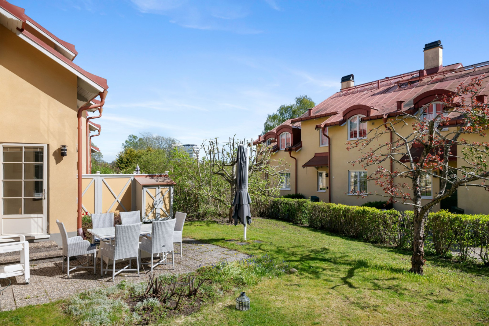 En av två uteplatser Kevinge Strand 21E
