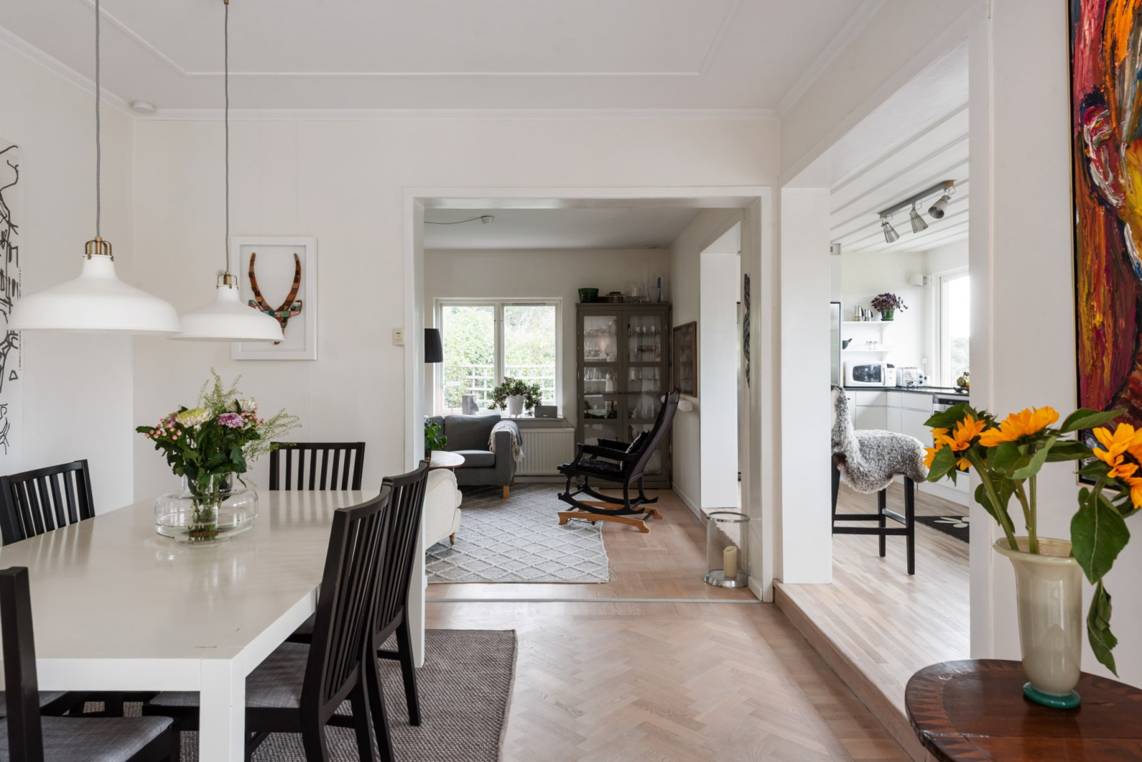 Matrum, vardagsrum och kök med öppen planlösning Noragårdsvägen 37