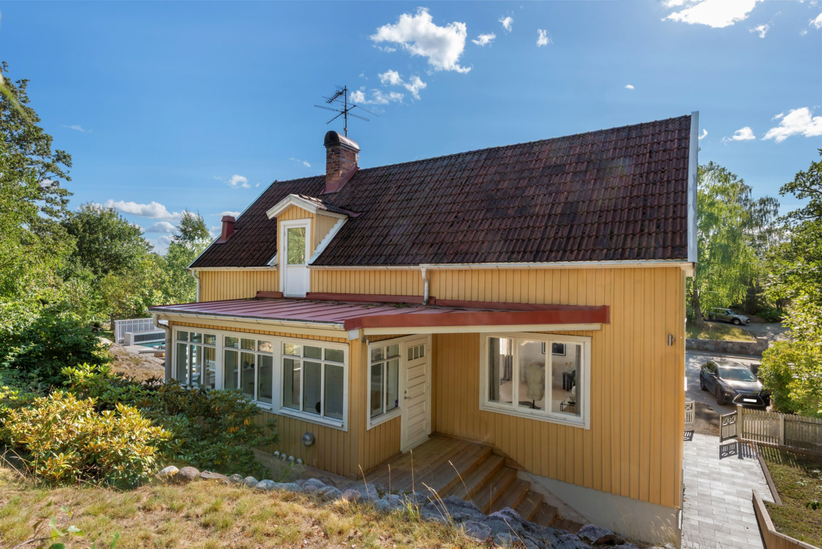 Entrépartiet på baksidan av huset Edsviksvägen 102