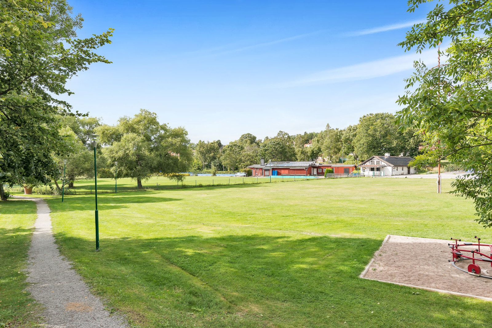 Tempererat utomhusbad i Kvarnparken Noragårdsvägen 37
